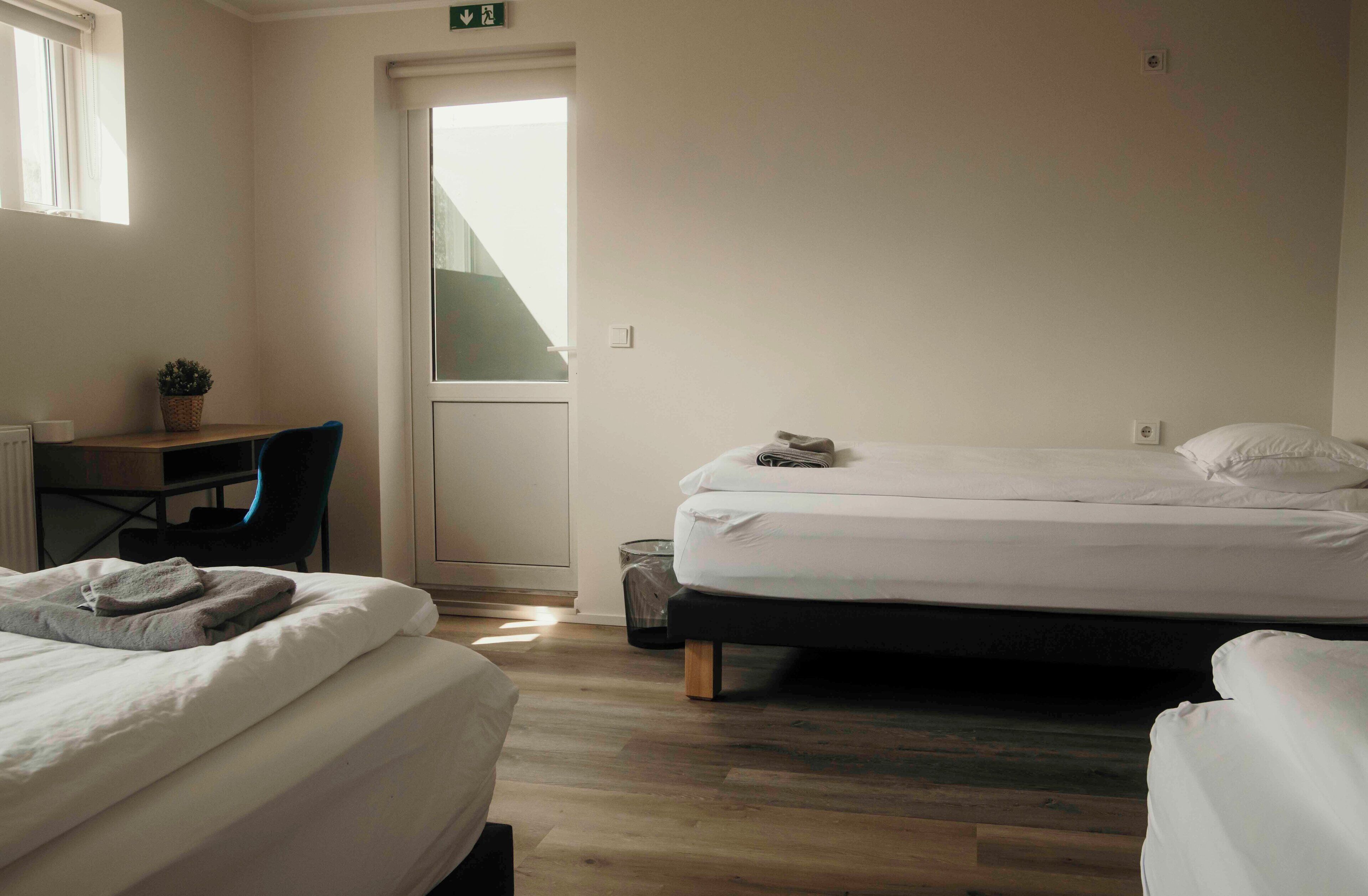 أغطية فراش متميزة وخزنة داخل الغرفة وطراز فريد لكل وحدة وستائر تعتيم