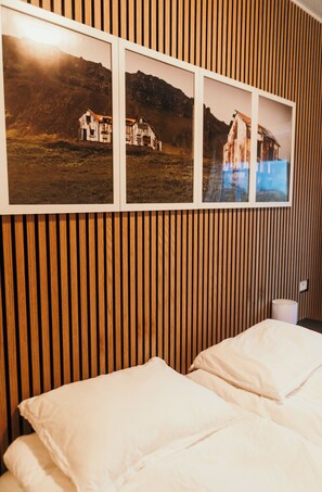 Ropa de cama de alta calidad y caja de seguridad en la habitación 