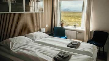 Ropa de cama de alta calidad y caja de seguridad en la habitación