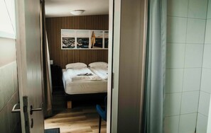 Ropa de cama de alta calidad y caja de seguridad en la habitación 