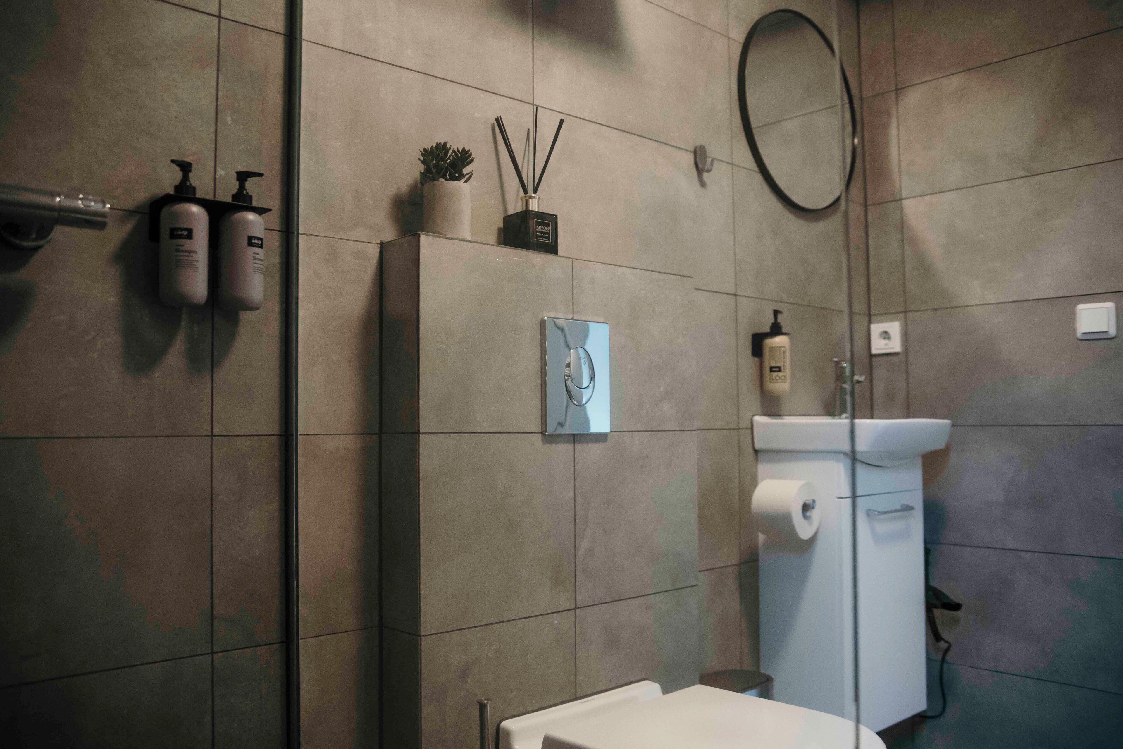 Shower, hair dryer, towels