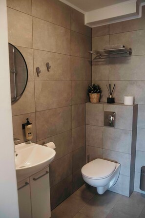 Douche, sèche-cheveux, serviettes fournies