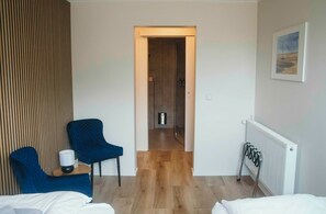 1 kamar tidur, seprai premium, dan brankas