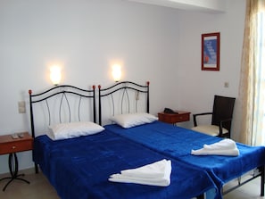 Cofres nos quartos, ferros/tábuas de passar roupa, berços grátis