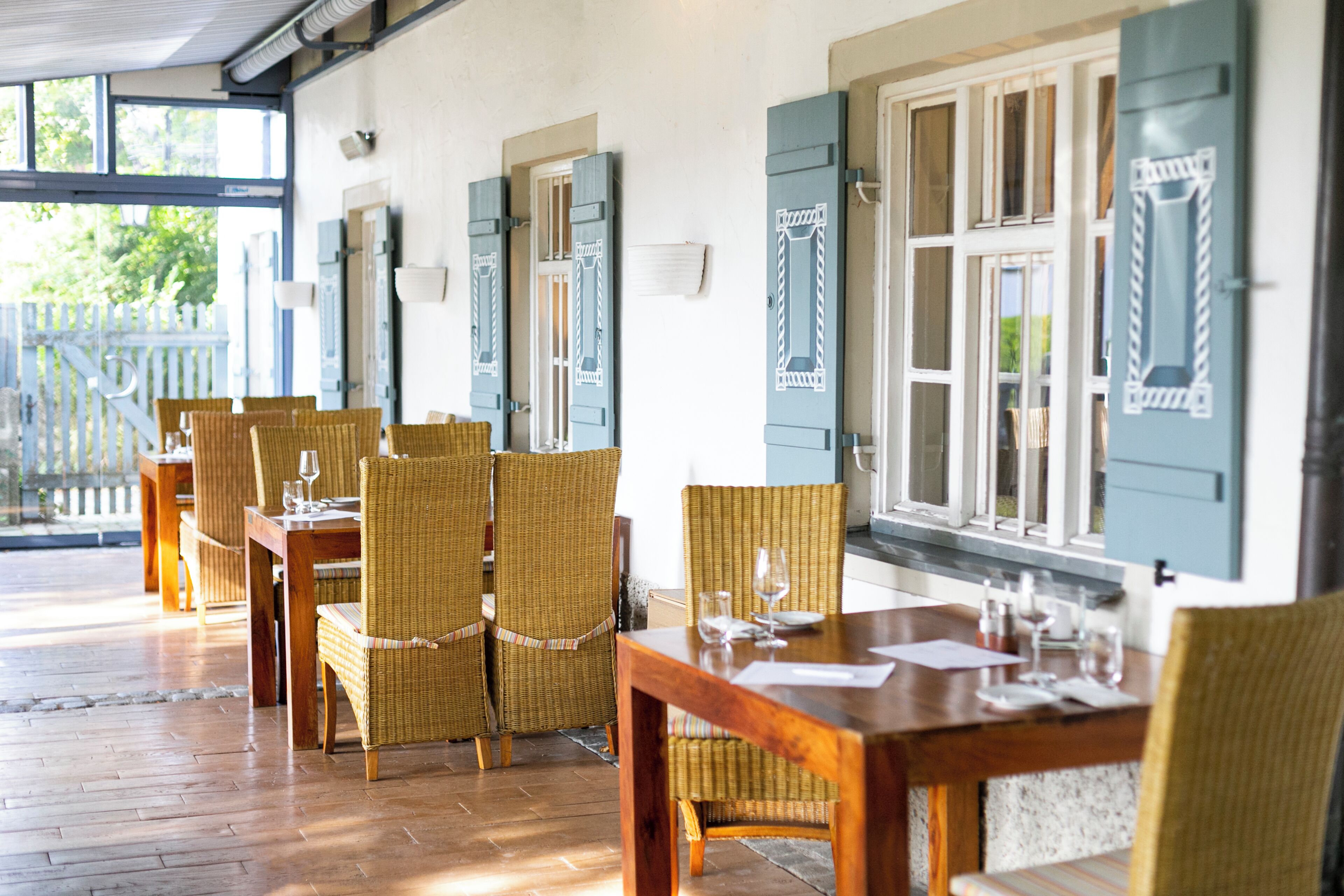 2 restaurants; lunch and dinner served