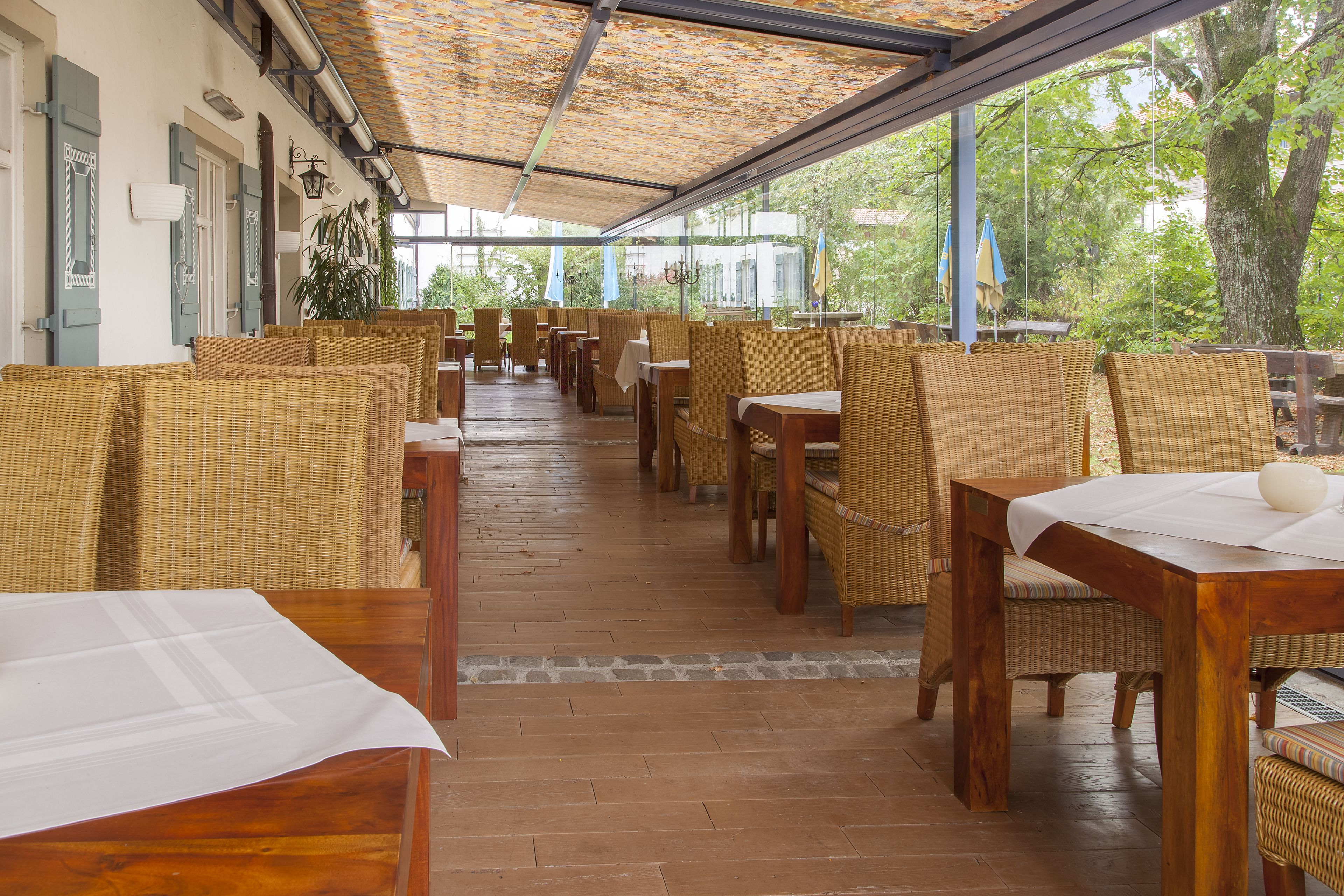 2 restaurants, lunch, dinner served; regional cuisine