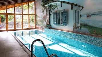 Indoor pool, sun loungers