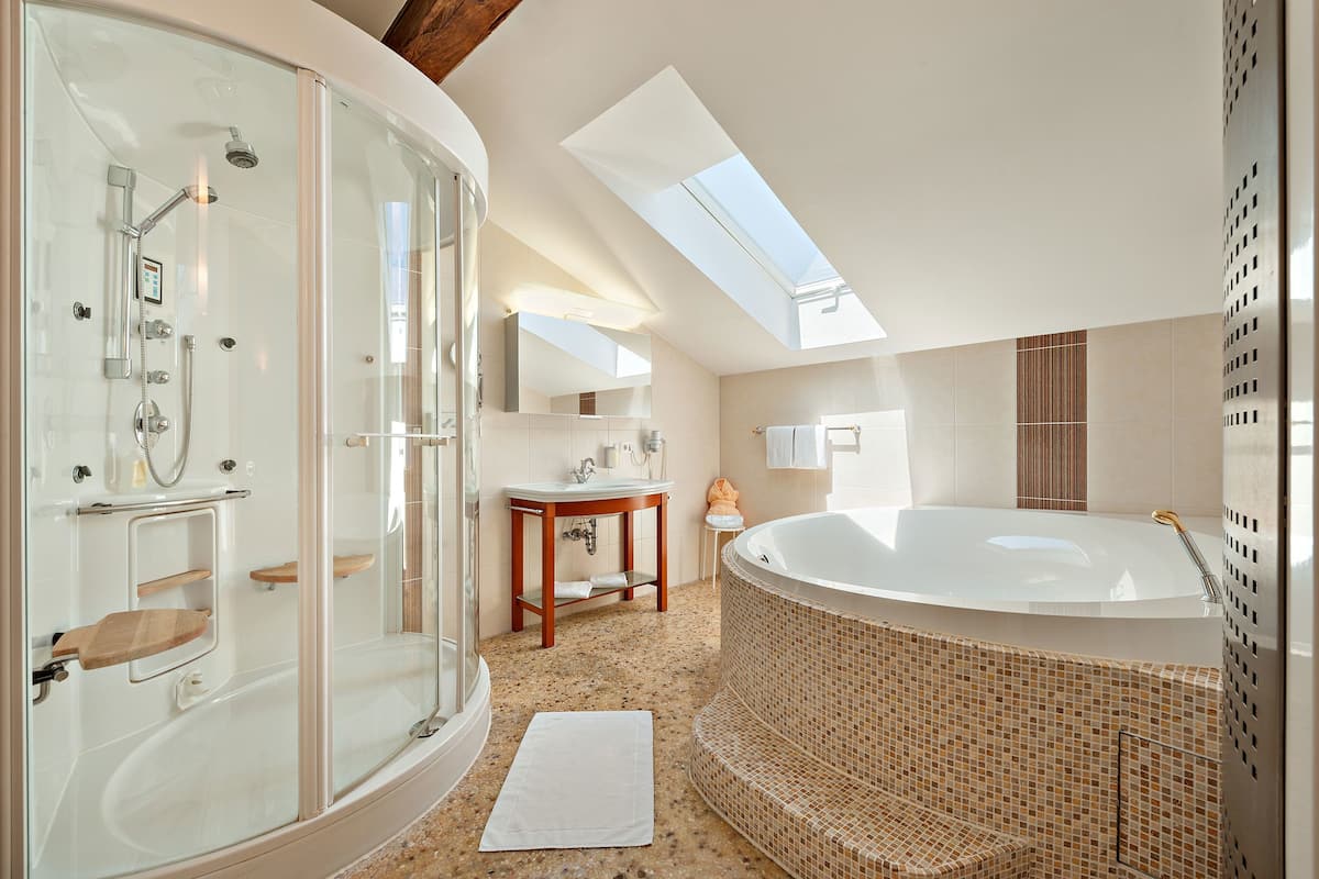 deluxe suite | bathroom | free toiletries, hair dryer, towels