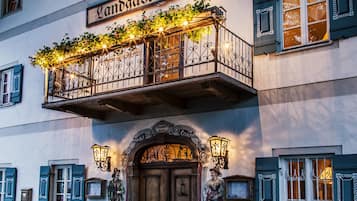 Fassade der Unterkunft – Abend/Nacht