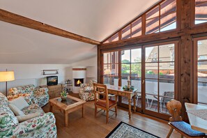 Suite Deluxe | Área de sala de estar | Televisión de pantalla plana