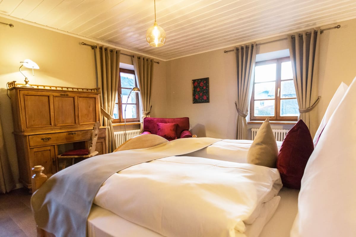 deluxe room | 1 bedroom, hypo-allergenic bedding, individually decorated