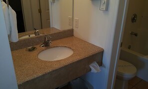 Ensemble douche/baignoire, sèche-cheveux, serviettes fournies