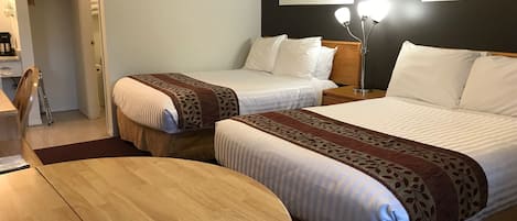 Habitación estándar, 2 camas matrimoniales | Cortinas blackout, insonorización, wifi gratis y ropa de cama