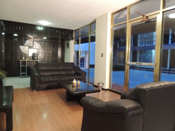 Lobby sitting area - Hotel Lizbeth (Tula de Allende)