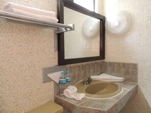 Bathroom sink - Hotel Lizbeth (Tula de Allende)