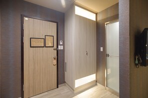 트윈룸, 창문 없음 | 옷장