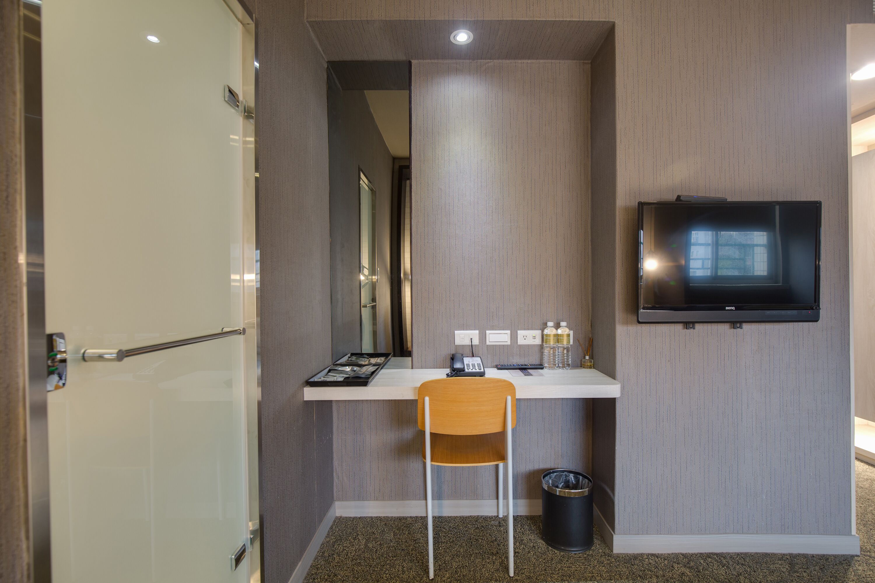 classic double room, corner | in-room business centre