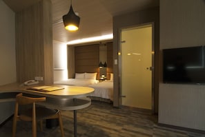 Classic Suite | Down duvets, desk, soundproofing, free WiFi - East Dragon Hotel (Taipei)