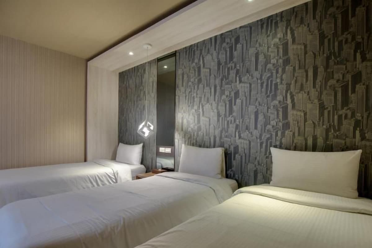 Down duvets, desk, soundproofing, free WiFi