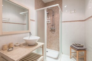 Shower, rainfall showerhead, free toiletries, hair dryer