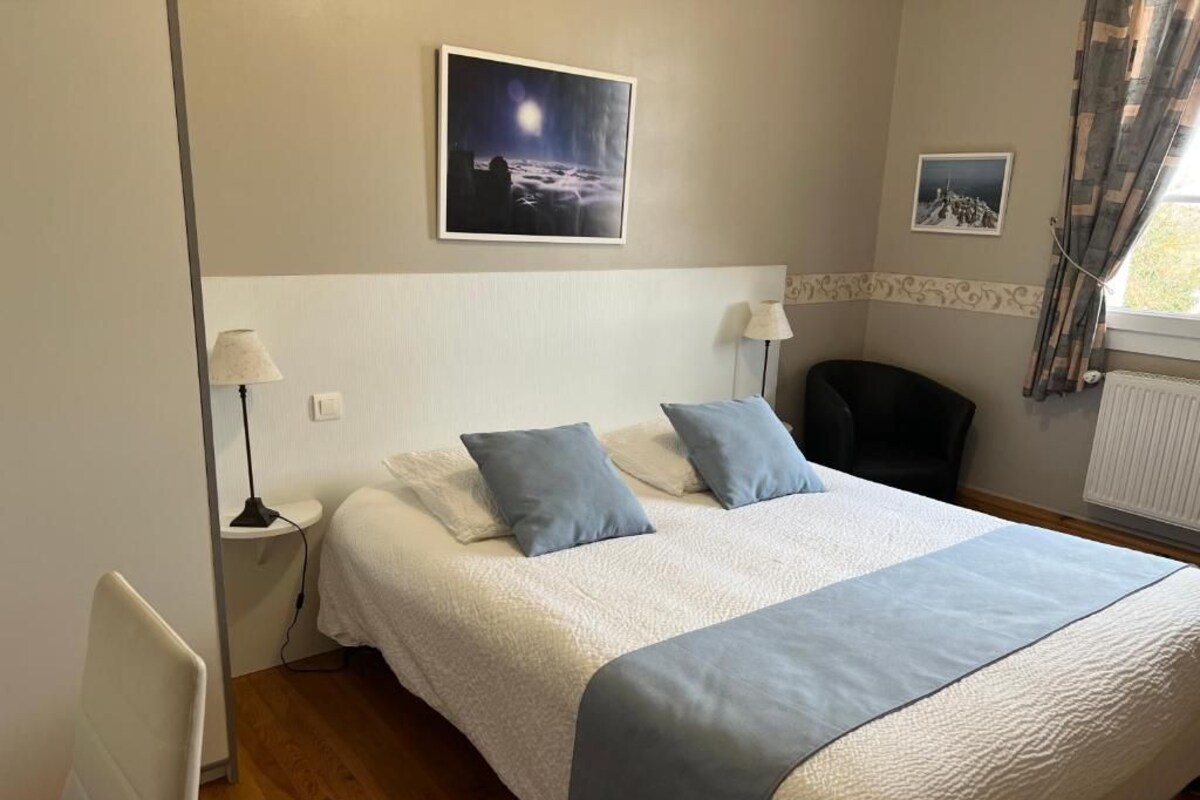 Sengetøy av topp kvalitet, senger med Select Comfort-madrass og minibar