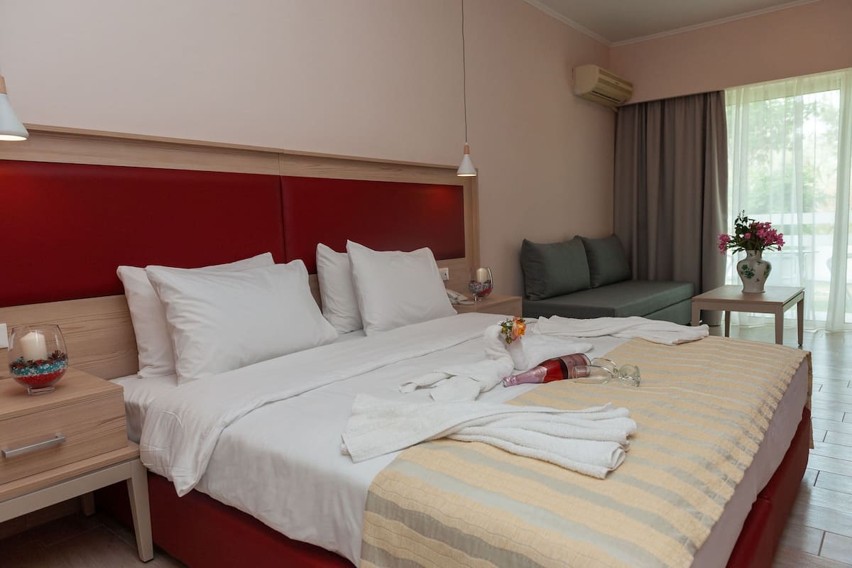 1 kamar tidur, brankas, meja kerja, dan ruang kerja ramah laptop