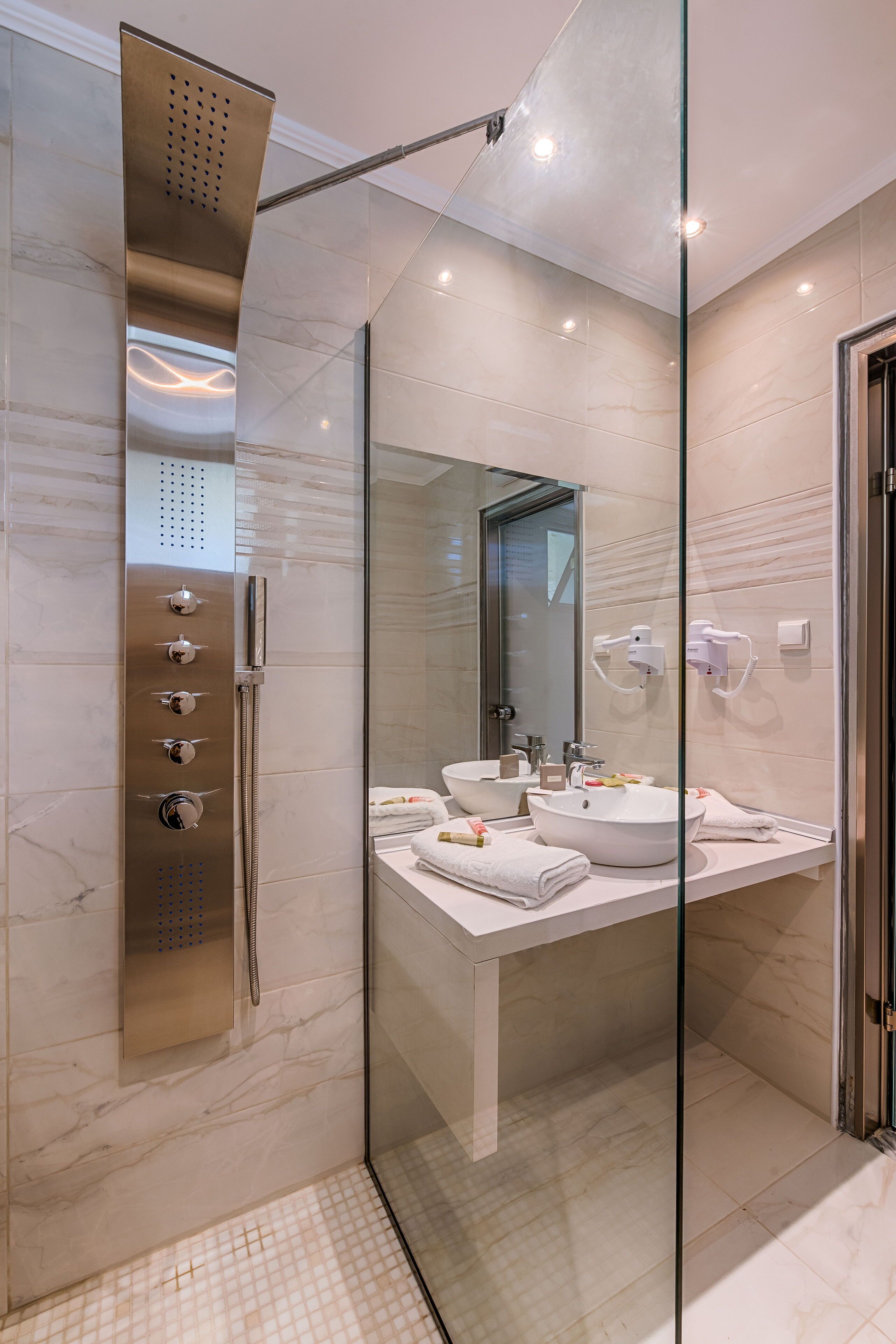 Bungalow supérieur | Salle de bain | Douche cascade, articles de toilette (gratuits), séchoir à cheveux