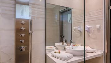 Superior-Bungalow | Badezimmer | Regendusche, kostenlose Toilettenartikel, Haartrockner, Handtücher