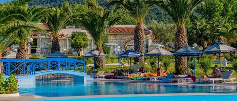 季节性开放的室外游泳池,09:00 至 19:00 开放,池畔遮阳伞,日光浴躺椅