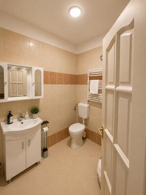 Apartment | Bathroom | Hair dryer, towels - Esprit Hotel Budapest (Budapest)