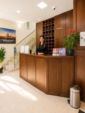 Reception - Esprit Hotel Budapest (Budapest)