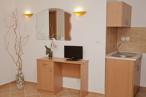 Kahden hengen perushuone (yksi tai kaksi sänkyä) | Huoneen varustelu