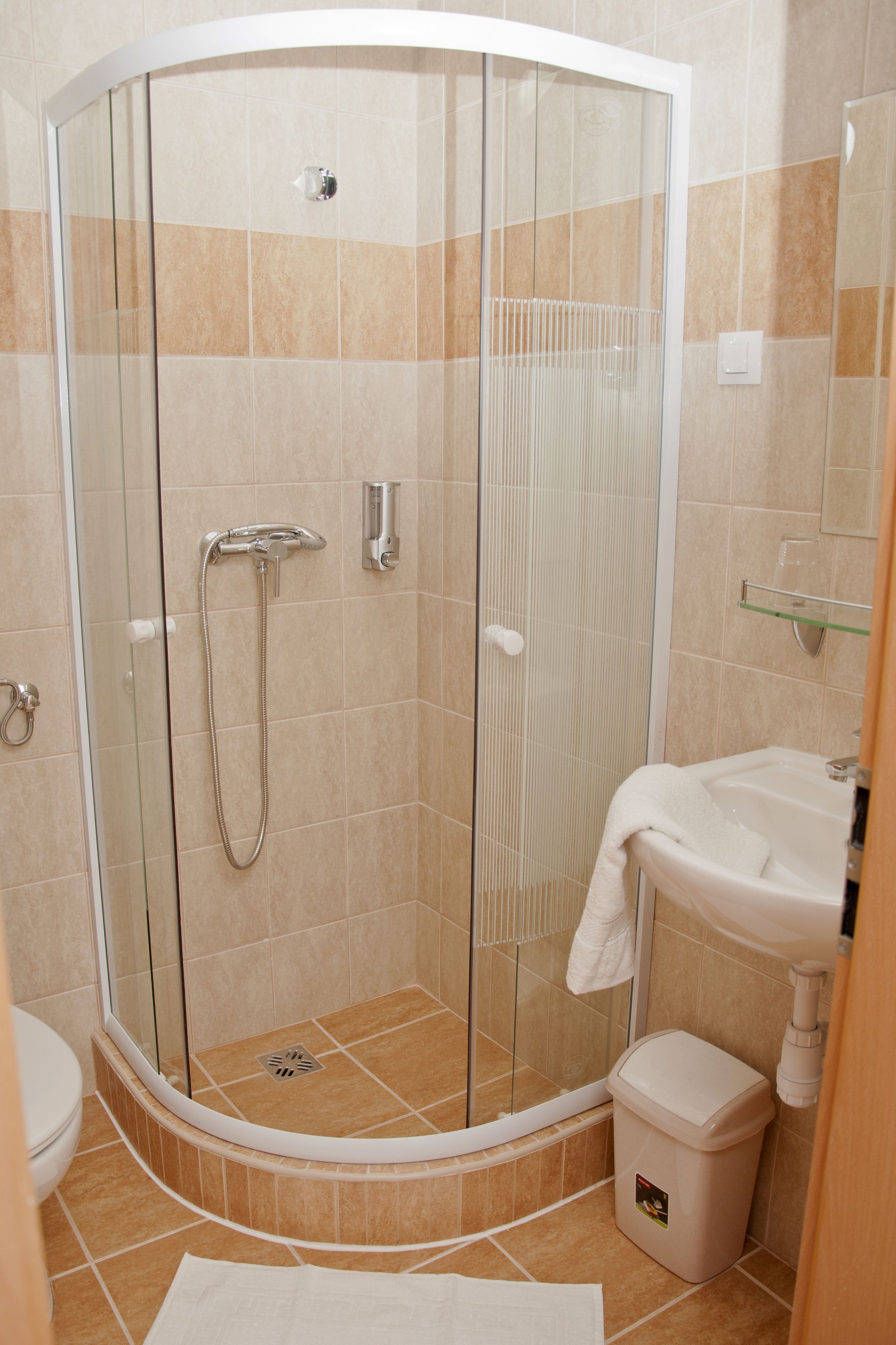 Basic Triple Room | Bathroom | Hair dryer, towels