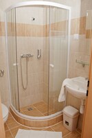 Kolmen hengen perushuone | Kylpyhuone | Hiustenkuivaaja, pyyhkeet