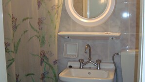 Shower, free toiletries, hair dryer (on request) - Vakhos Hotel (Naxos)