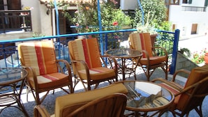 Outdoor dining - Vakhos Hotel (Naxos)