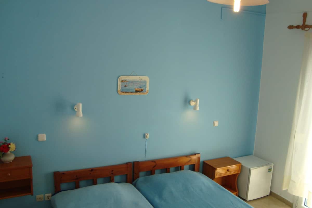 Een strijkplank/strijkijzer, gratis babybedden, extra bedden
