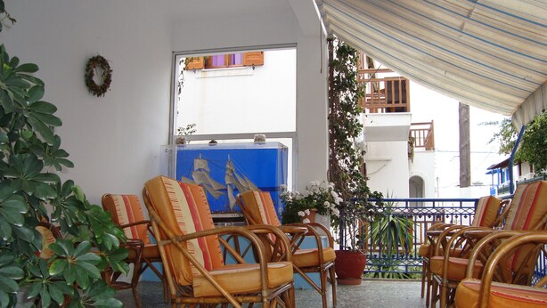 Outdoor dining - Vakhos Hotel (Naxos)
