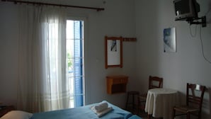 Iron/ironing board (on request), cribs (free), rollaway beds - Vakhos Hotel (Naxos)