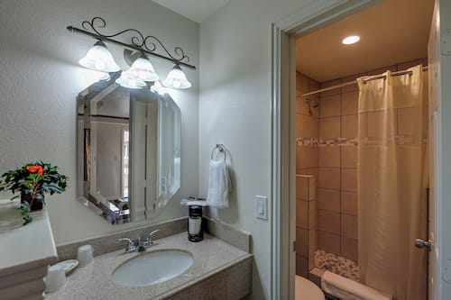 Amenidades de baño gratuitas, secadora de cabello, toallas
