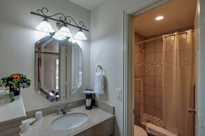 Amenidades de baño gratuitas, secadora de cabello, toallas