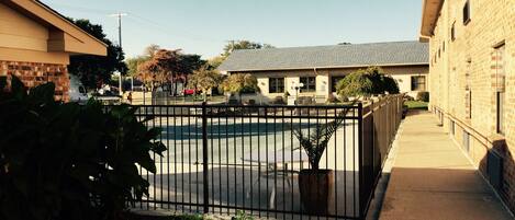 Kauden mukainen ulkouima-allas