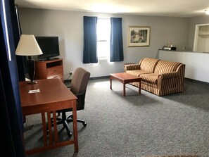 Economy-Studiosuite, 1 King-Bett | Wohnbereich | 32-Zoll-Fernseher mit Kabelempfang