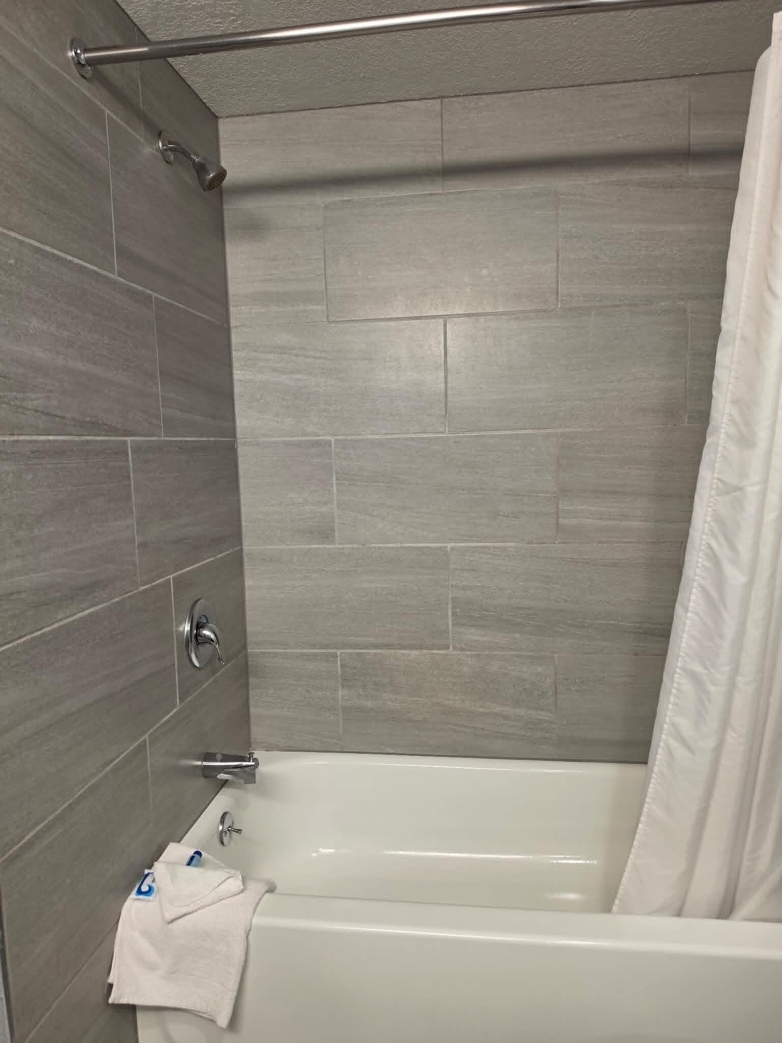 Ensemble douche/baignoire, baignoire relaxante profonde