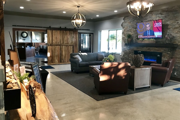 Lobby lounge
