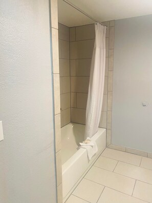 Ducha y bañera combinadas, bañera profunda y toallas