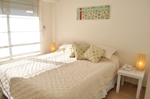 1 habitación, caja de seguridad en la habitación y escritorio 