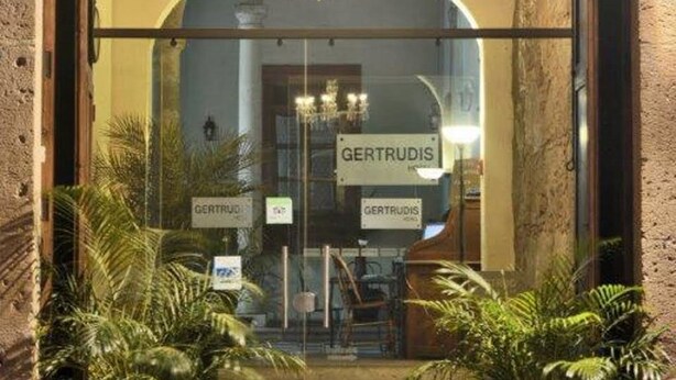 La entrada de un edificio con un letrero que dice "GERTRUDIS".