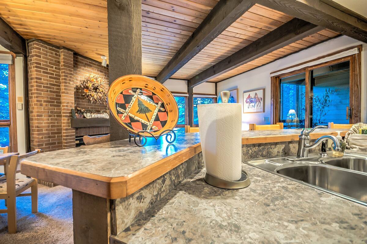 Full-sized fridge, microwave, stovetop, coffee/tea maker