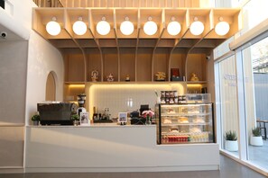2 restaurants servant le déjeuner, le dîner et le souper